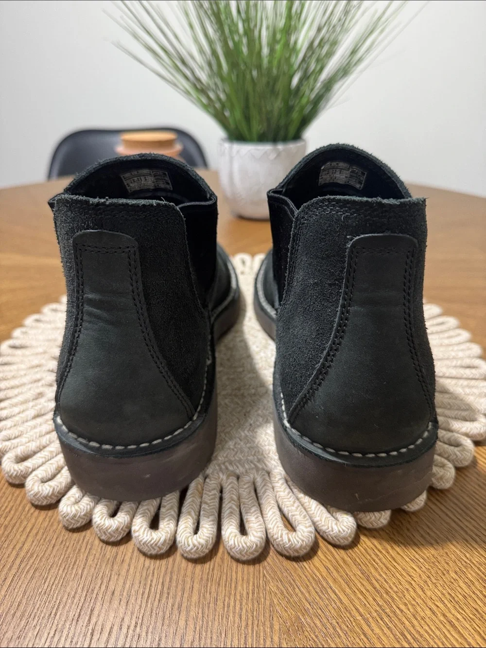 Ugg mens 11 black suede leather Camino Chelsea boots EUC
